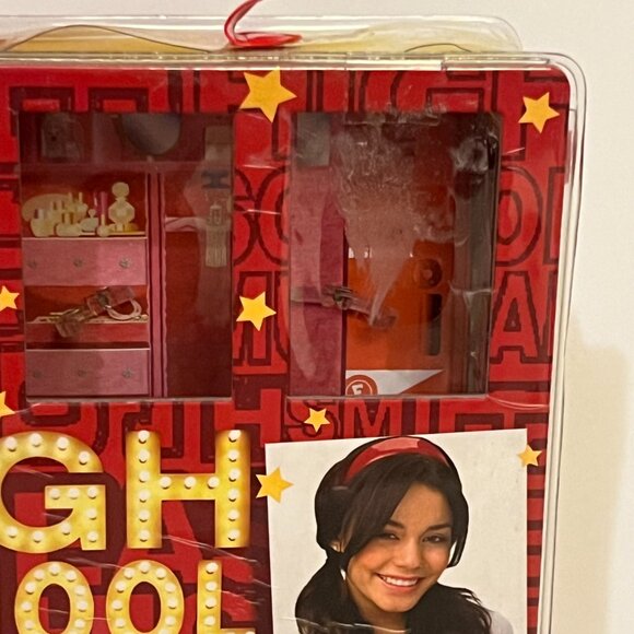 High School Musical East High Yearbook Playset Case with 4 Mini Dolls - Picture 6 of 16